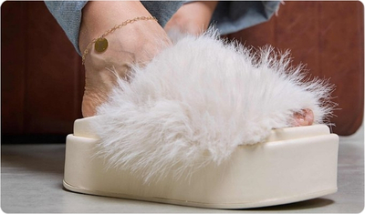 Detalhe da tira em pelos do Tamanco Fifi Off White