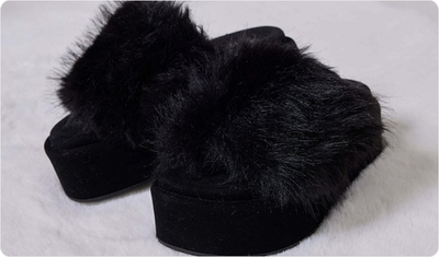 Tira larga de pelo do Tamanco Fifi Preto