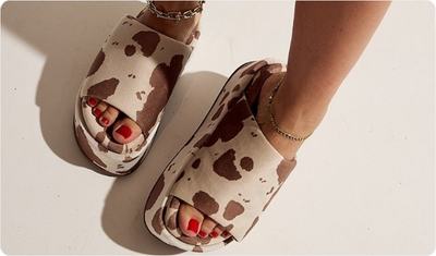 Detalhe da estampa cow print bege e branca do Tamanco Fifi