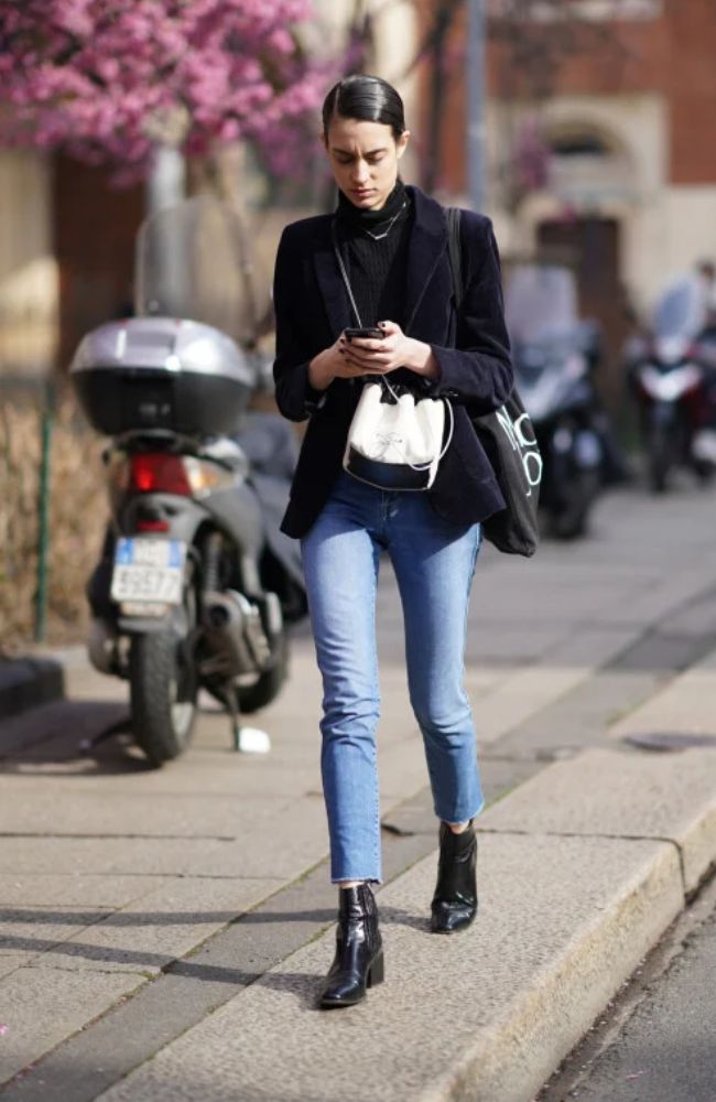 Jeans com Bota Preta Cano Curto