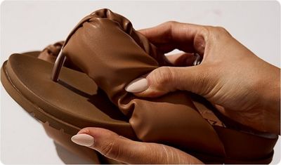 Detalhes Chinelo Lele Camel