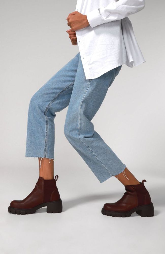 Calça Jeans com Bota Cano Curto Modelo