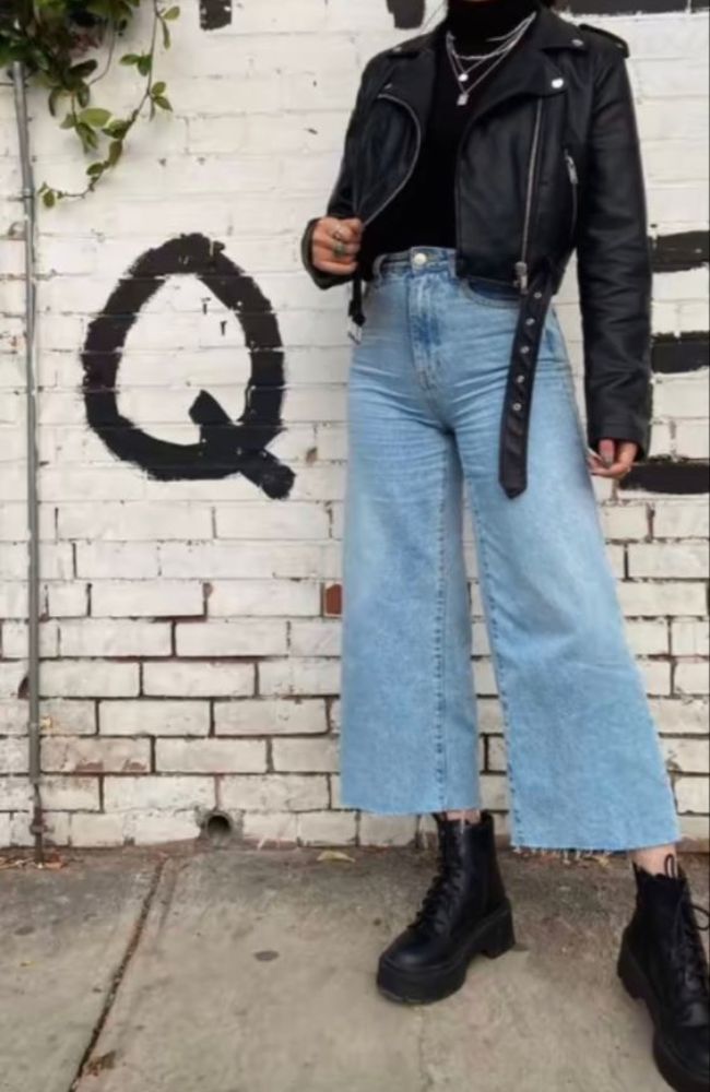 Look Jaqueta de Couro com Calça Jeans e Bota Preta
