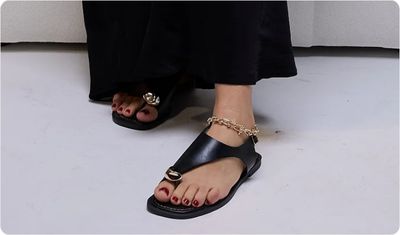 Estilo Sandália Sara Preta com Dourado