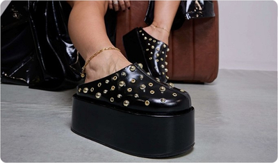 Detalhes em tachas e ilhós do Clog Morgan Preto