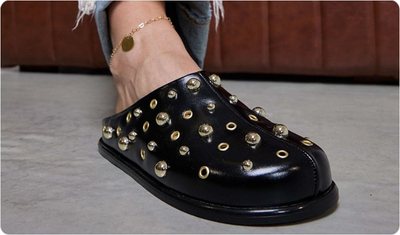 Detalhes em tachas douradas do Clog Morgan Preto