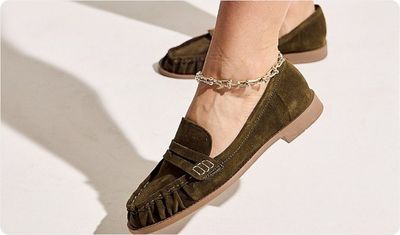 Mocassim Naoko Verde Militar Look Versátil