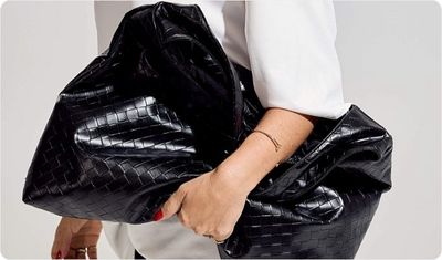 Detalhes Bolsa Pin Preta