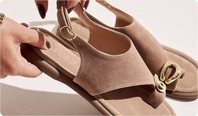 Detalhes Sandália Sali Bege com Dourado