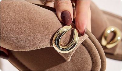 Estilo Sandália Sali Bege com Dourado