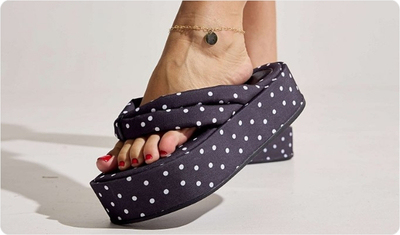 Chinelo Flatform Tiras Puffer Poá Sakura Preto e Branco