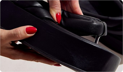 Detalhes das tiras puffer do Chinelo Sakura Preto