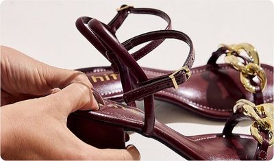 Detalhes Sandália Soraia Bordô