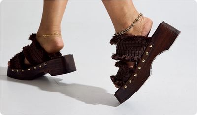 Detalhes Tamanco Chelsea Marrom