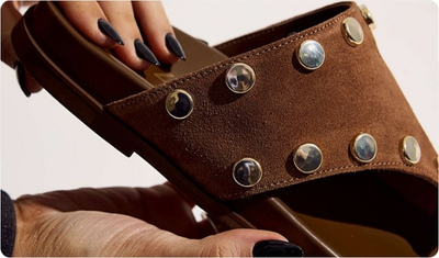 Papete Anatômica Feminina Couro Camurça Tasha Camel