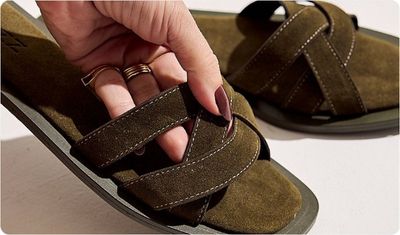 Detalhes Rasteira Yumi Verde Militar