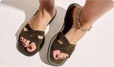 Rasteira Yumi Verde Militar Look Versátil