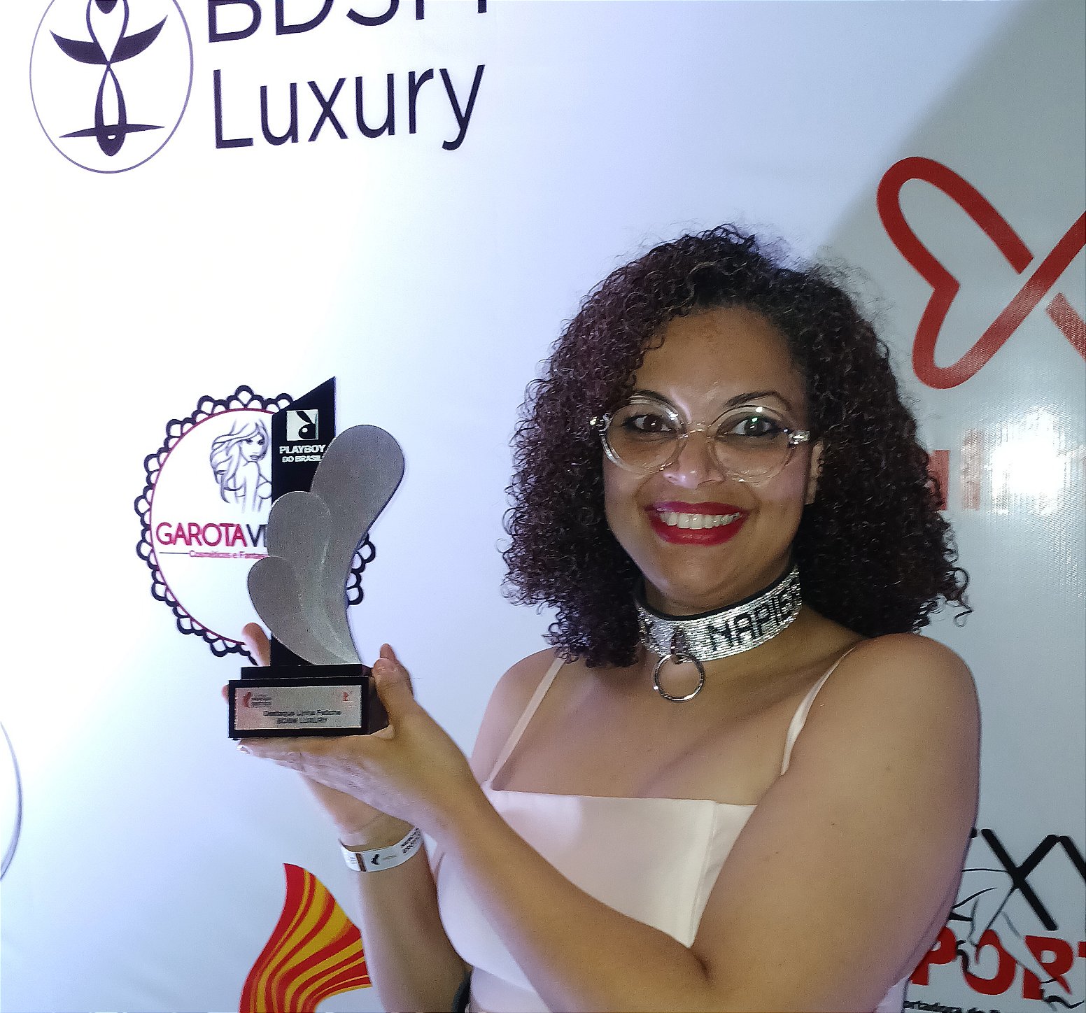 Representante da BDSM Luxury recebendo o prêmio