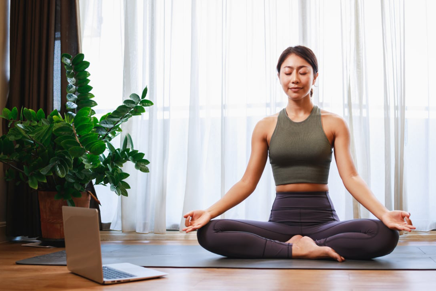 Yoga de duas pessoas: conheça a prática e aproveite os benefícios – Fleurity