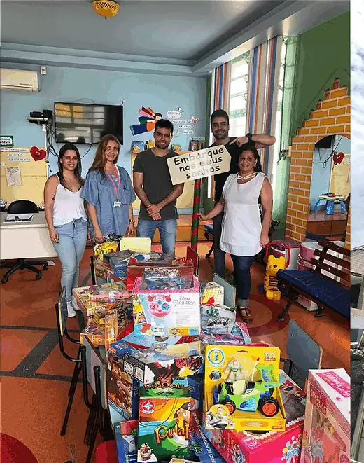 Equipe Gshield entregando brinquedos no Hospital Infantil João Paulo II no Dia das Crianças