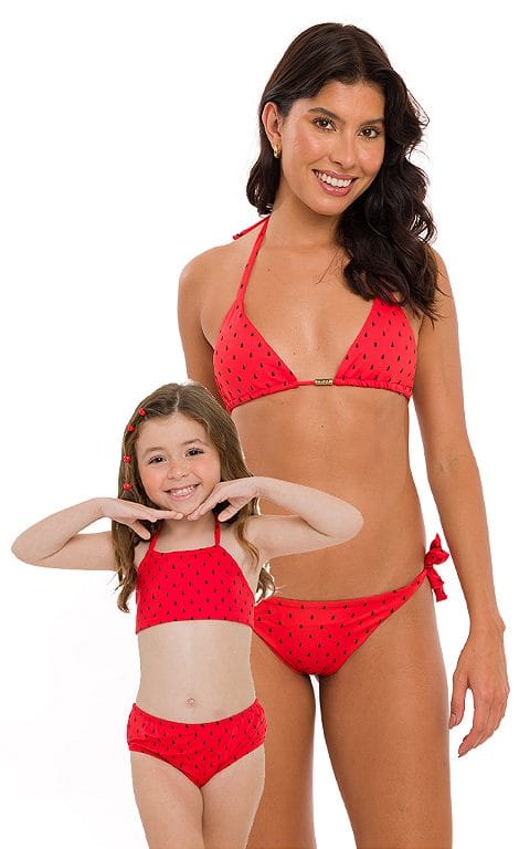 Mãe e filha com biquíni da mesma estampa